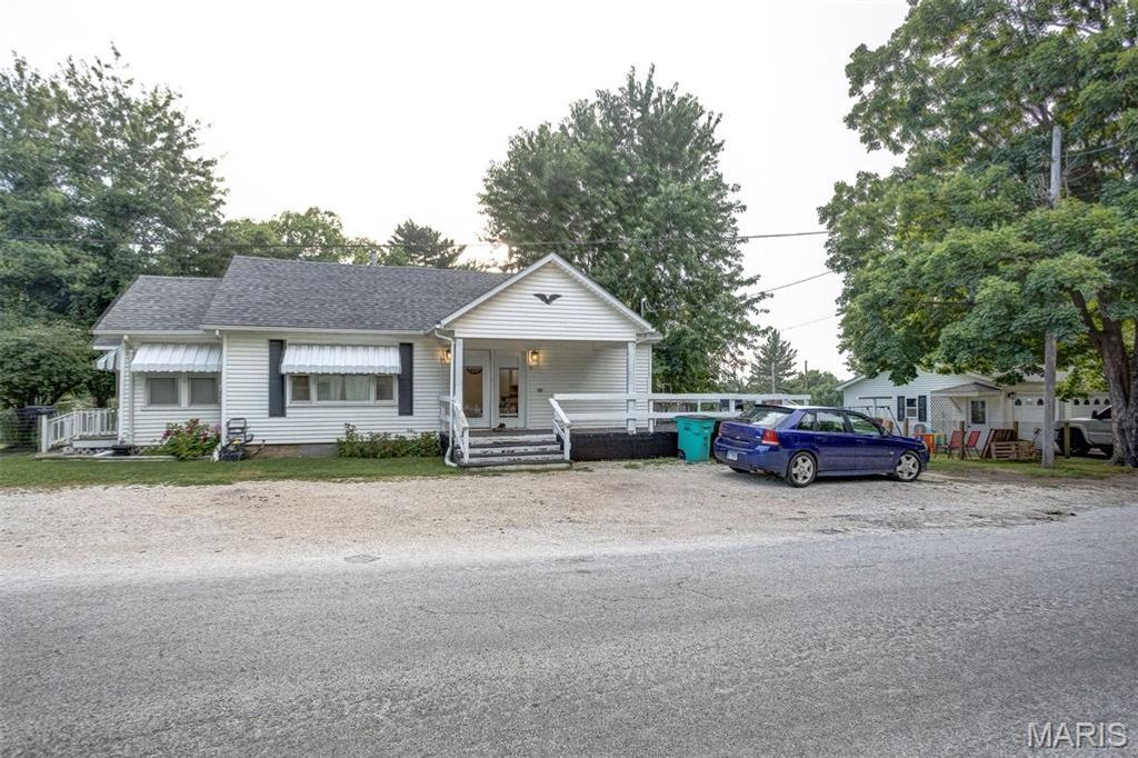 Image 3 of property listing at 702 W Jefferson Street, Pittsfield, IL 62363