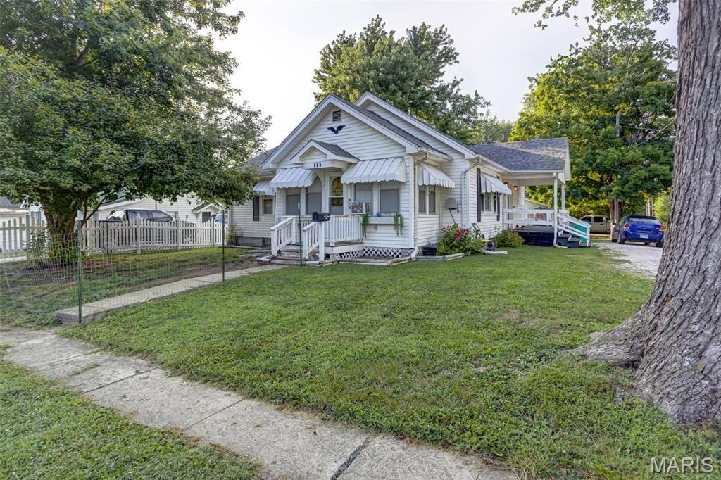Image 4 of property listing at 702 W Jefferson Street, Pittsfield, IL 62363