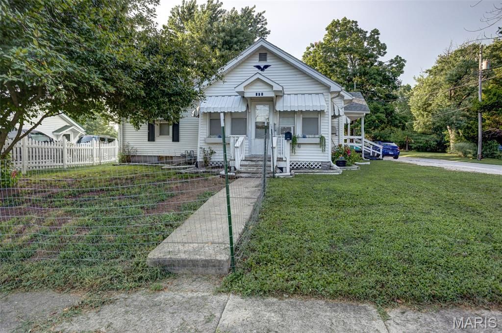 Image 5 of property listing at 702 W Jefferson Street, Pittsfield, IL 62363