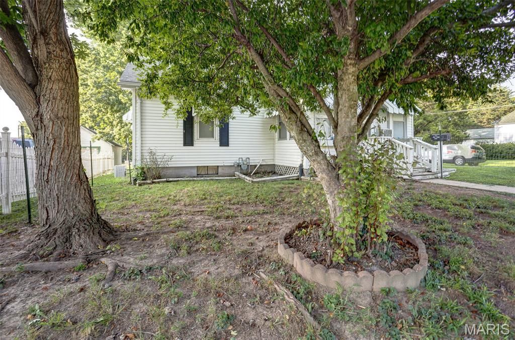 Image 6 of property listing at 702 W Jefferson Street, Pittsfield, IL 62363