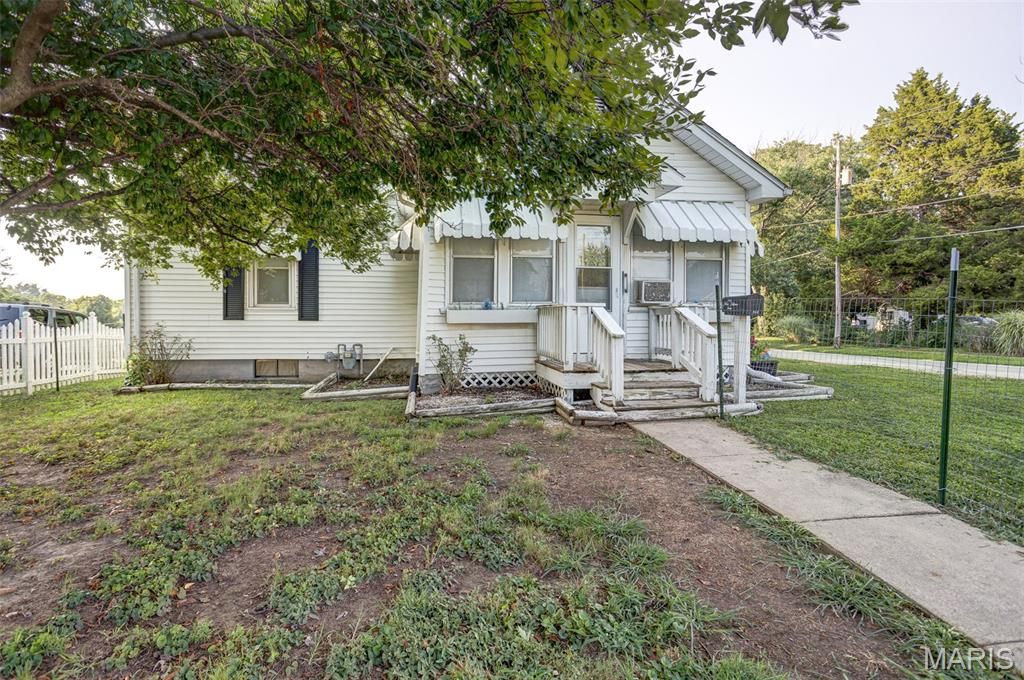 Image 7 of property listing at 702 W Jefferson Street, Pittsfield, IL 62363
