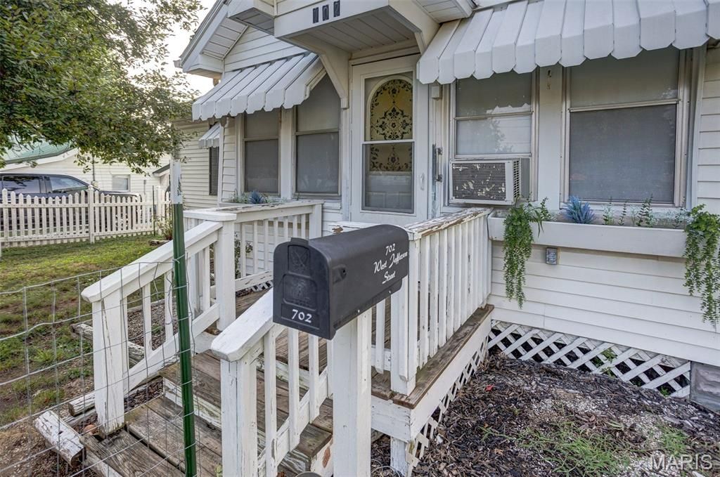 Image 8 of property listing at 702 W Jefferson Street, Pittsfield, IL 62363
