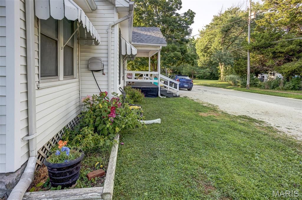 Image 9 of property listing at 702 W Jefferson Street, Pittsfield, IL 62363