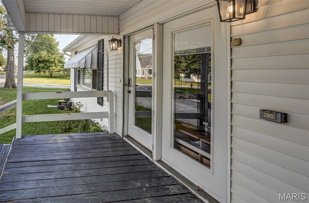 Image 10 of property listing at 702 W Jefferson Street, Pittsfield, IL 62363