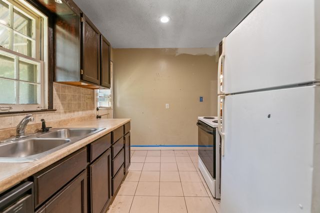 2128 N Erie Ave, Wichita, KS 67214