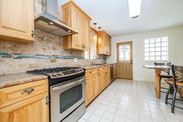 2334 S 10th Avenue, North Riverside, IL 60546