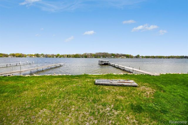 1210 Sunrise Park Street, Howell, MI 48843