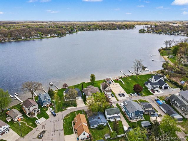 1210 Sunrise Park Street, Howell, MI 48843