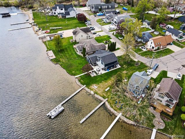 1210 Sunrise Park Street, Howell, MI 48843