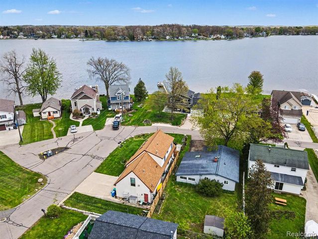 1210 Sunrise Park Street, Howell, MI 48843