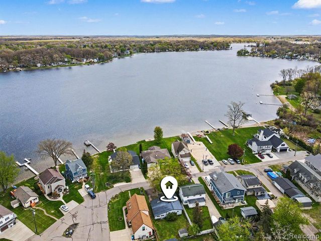 1210 Sunrise Park Street, Howell, MI 48843