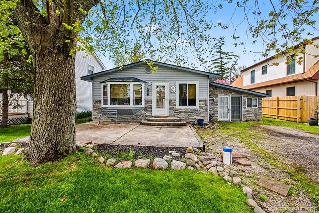 1210 Sunrise Park Street, Howell, MI 48843