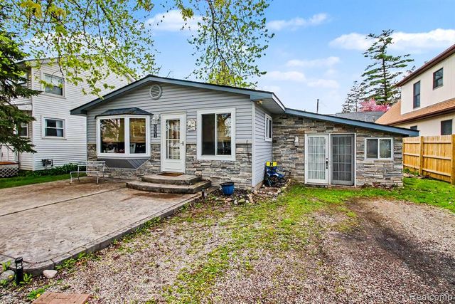 1210 Sunrise Park Street, Howell, MI 48843