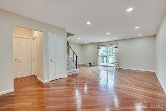 7 Lily Court, Edison, NJ 08820