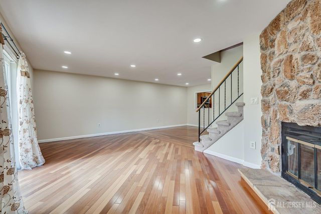 7 Lily Court, Edison, NJ 08820