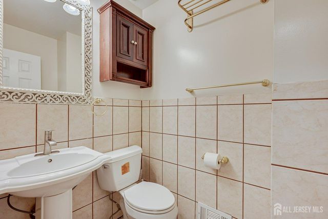 7 Lily Court, Edison, NJ 08820