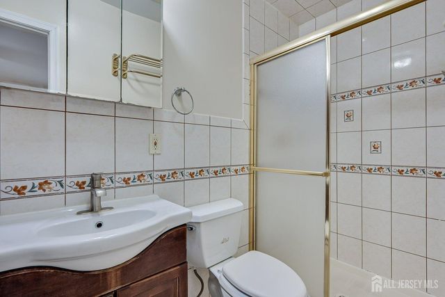 7 Lily Court, Edison, NJ 08820