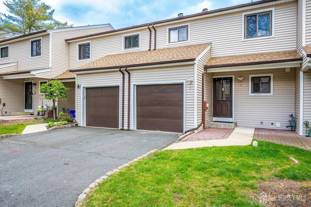 7 Lily Court, Edison, NJ 08820