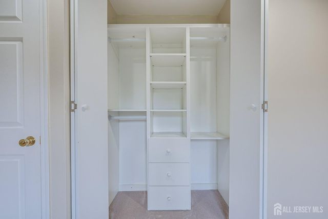 7 Lily Court, Edison, NJ 08820