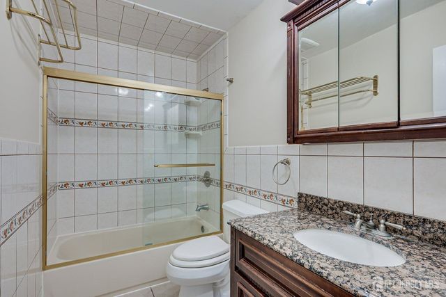 7 Lily Court, Edison, NJ 08820