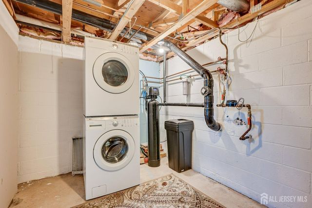 7 Lily Court, Edison, NJ 08820