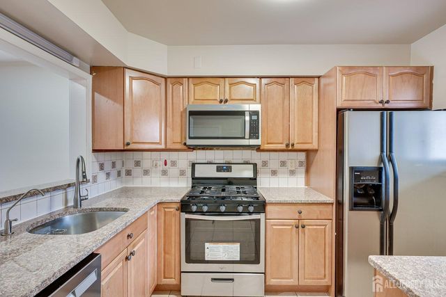 7 Lily Court, Edison, NJ 08820