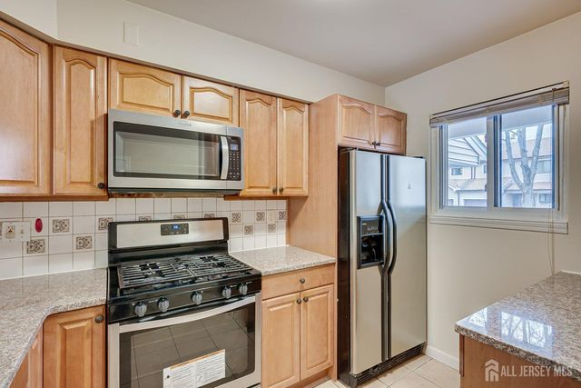 7 Lily Court, Edison, NJ 08820