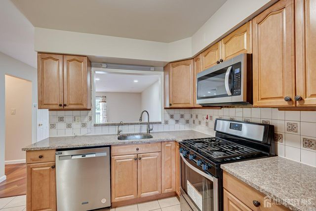 7 Lily Court, Edison, NJ 08820