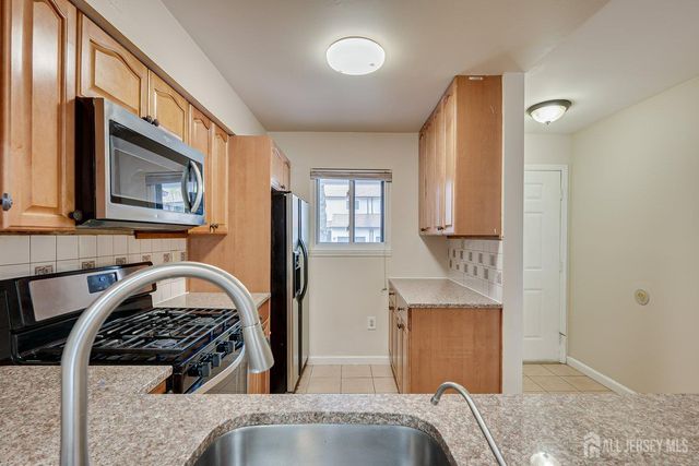 7 Lily Court, Edison, NJ 08820