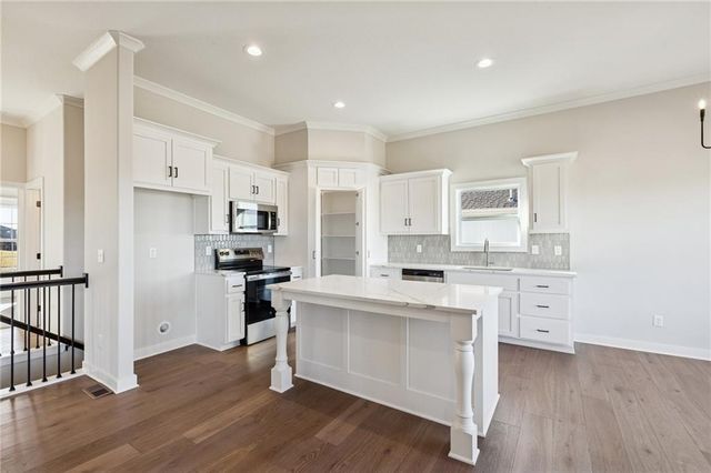 9810 N Laurel Avenue, Kansas City, MO 64157