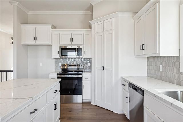 9810 N Laurel Avenue, Kansas City, MO 64157