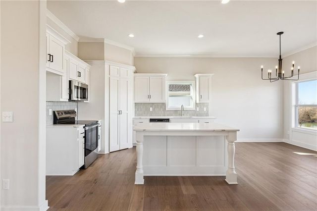 9810 N Laurel Avenue, Kansas City, MO 64157