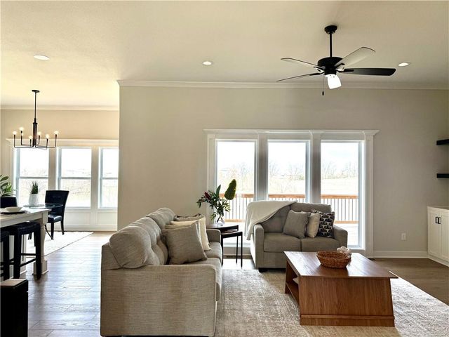 9810 N Laurel Avenue, Kansas City, MO 64157