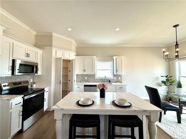 9810 N Laurel Avenue, Kansas City, MO 64157