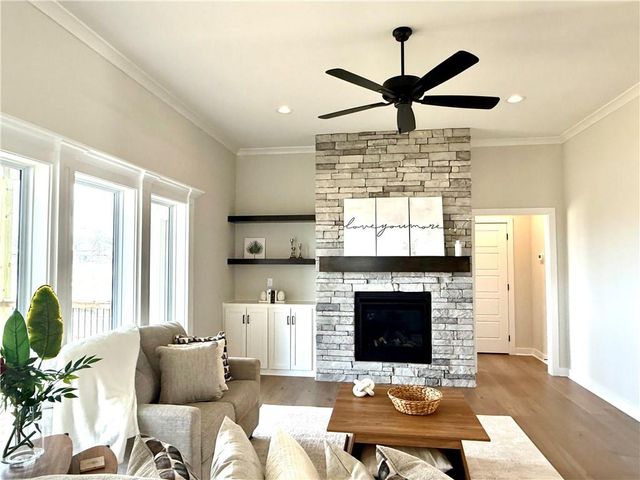 9810 N Laurel Avenue, Kansas City, MO 64157