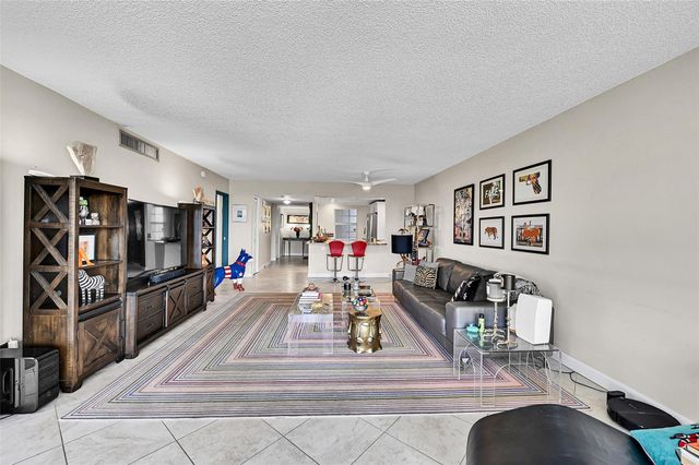 605 Oaks Drive 701, Pompano Beach, FL 33069