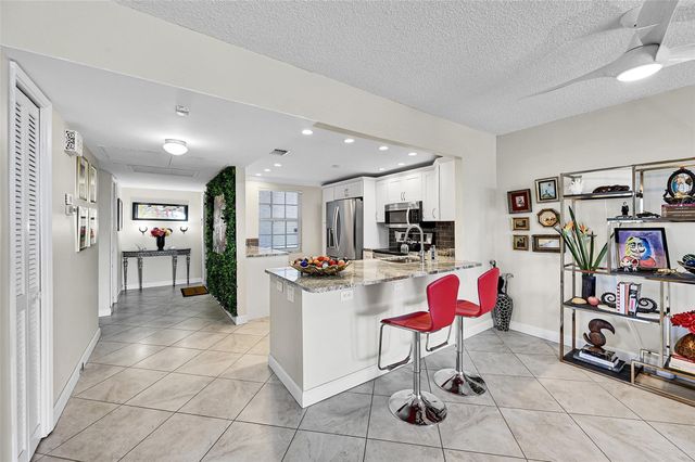 605 Oaks Drive 701, Pompano Beach, FL 33069