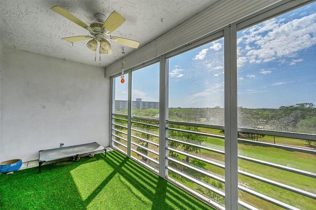 605 Oaks Drive 701, Pompano Beach, FL 33069