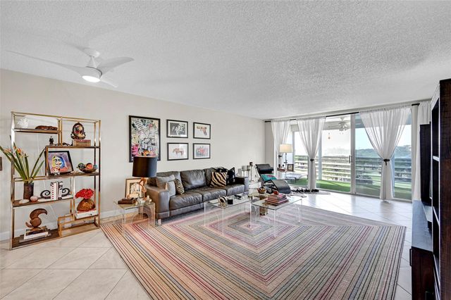605 Oaks Drive 701, Pompano Beach, FL 33069