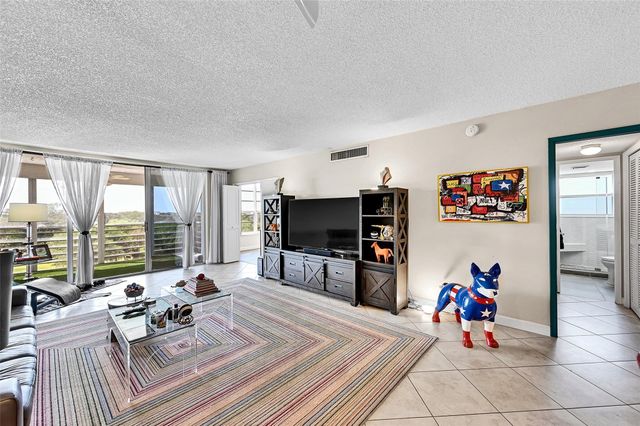 605 Oaks Drive 701, Pompano Beach, FL 33069