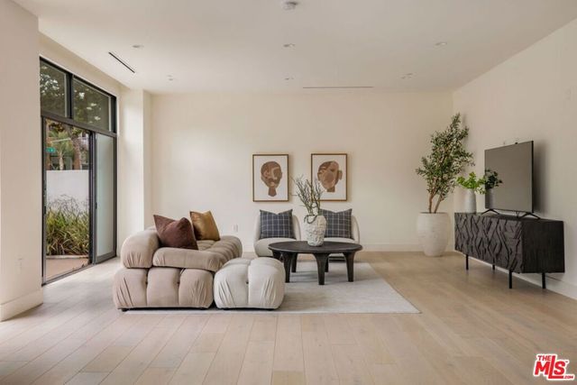 425 N Palm Drive 101, Beverly Hills, CA 90210