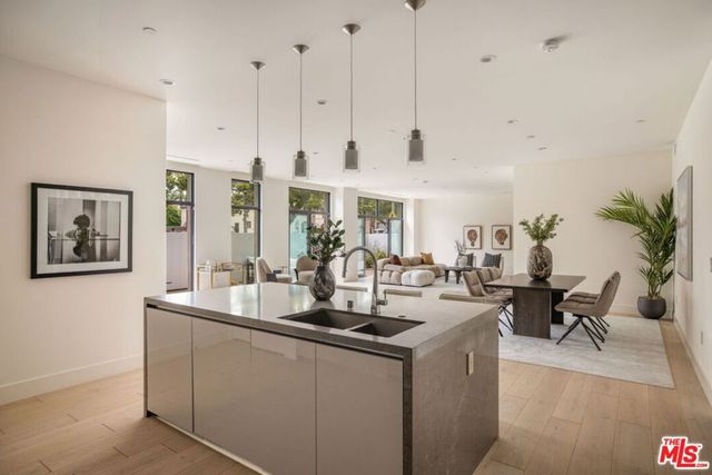 425 N Palm Drive 101, Beverly Hills, CA 90210