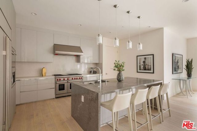 425 N Palm Drive 101, Beverly Hills, CA 90210