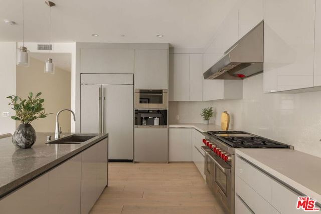 425 N Palm Drive 101, Beverly Hills, CA 90210