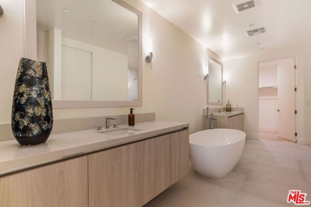 425 N Palm Drive 101, Beverly Hills, CA 90210