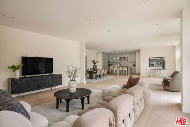 425 N Palm Drive 101, Beverly Hills, CA 90210