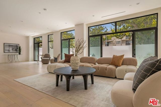 425 N Palm Drive 101, Beverly Hills, CA 90210
