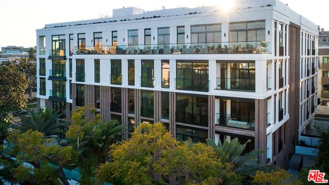 425 N Palm Drive 101, Beverly Hills, CA 90210