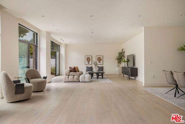 425 N Palm Drive 101, Beverly Hills, CA 90210