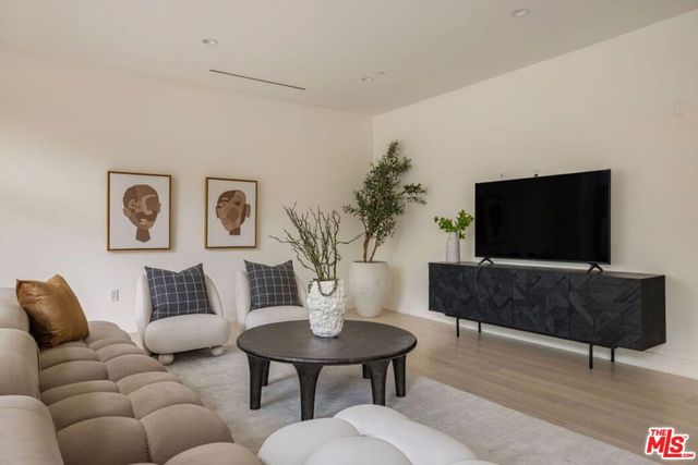 425 N Palm Drive 101, Beverly Hills, CA 90210